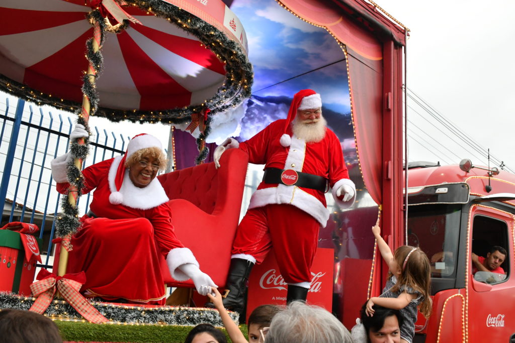 Caravana da Coca Cola passar na pr xima 5 por Mogi com sa da do